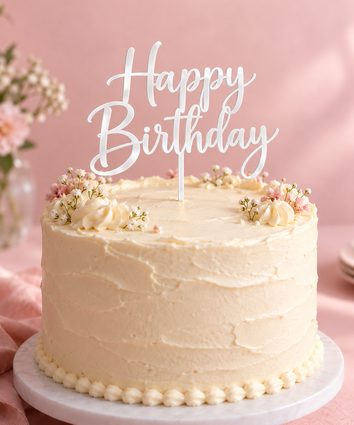 Visuel de présentation : topper Happy Birthday Blanc sur gâteau crème